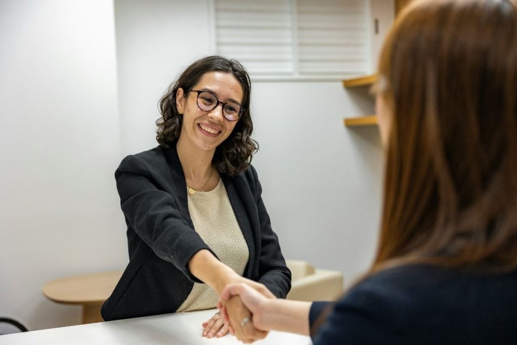 Entretien de recrutement stratégique en scale up, manager et candidate en discussion