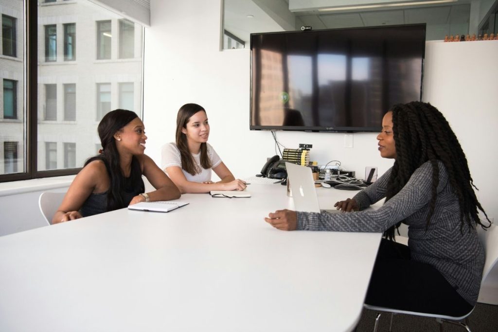 Photo d’un entretien de recrutement early stage en startup, candidats et recruteuse en réunion