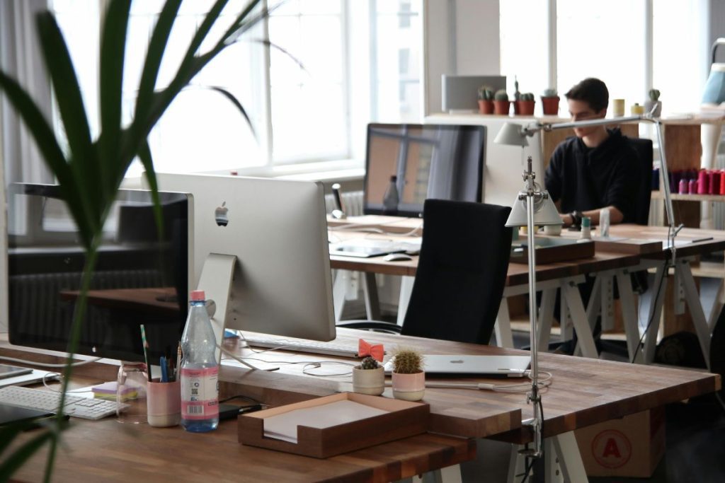 Recrutement startup et scale-up avec Combe Consulting - bureau moderne et jeunes talents au travail